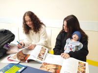 bild_1___mariella_und_beren_informieren_sich_uber_die_bedurfnisse_von_sauglingen