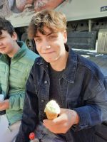 bild_5___auch_tobias_lasst_sich_das_eis_schmecken